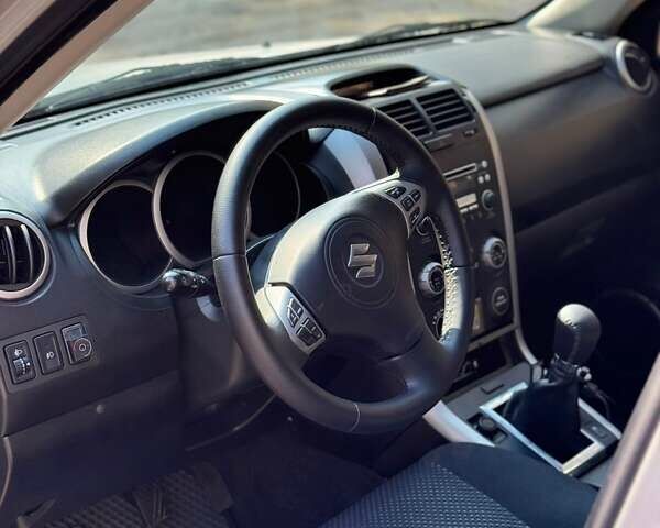 Сірий Сузукі Гранд Вітара, об'ємом двигуна 2 л та пробігом 196 тис. км за 9000 $, фото 10 на Automoto.ua