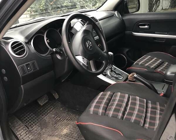 Сірий Сузукі Гранд Вітара, об'ємом двигуна 2 л та пробігом 115 тис. км за 7689 $, фото 4 на Automoto.ua