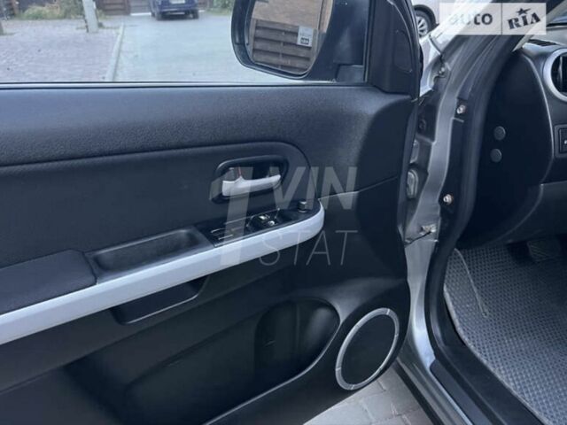 Серый Сузуки Гранд Витара, объемом двигателя 2.7 л и пробегом 202 тыс. км за 8700 $, фото 6 на Automoto.ua