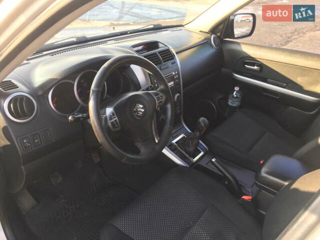 Серый Сузуки Гранд Витара, объемом двигателя 2 л и пробегом 400 тыс. км за 9750 $, фото 4 на Automoto.ua