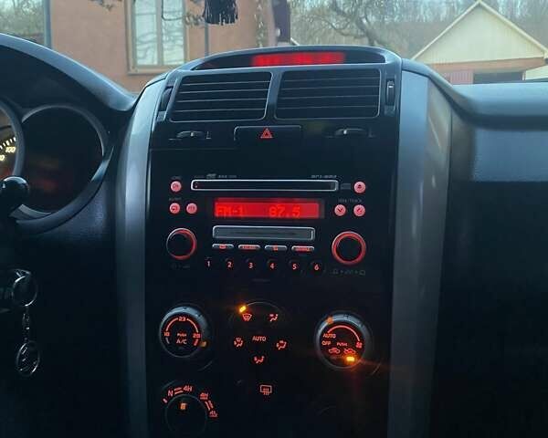 Сірий Сузукі Гранд Вітара, об'ємом двигуна 2 л та пробігом 150 тис. км за 7400 $, фото 10 на Automoto.ua