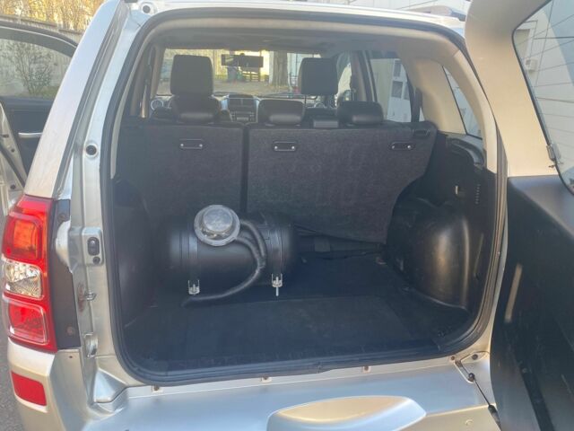 Серый Сузуки Гранд Витара, объемом двигателя 2 л и пробегом 250 тыс. км за 6500 $, фото 13 на Automoto.ua