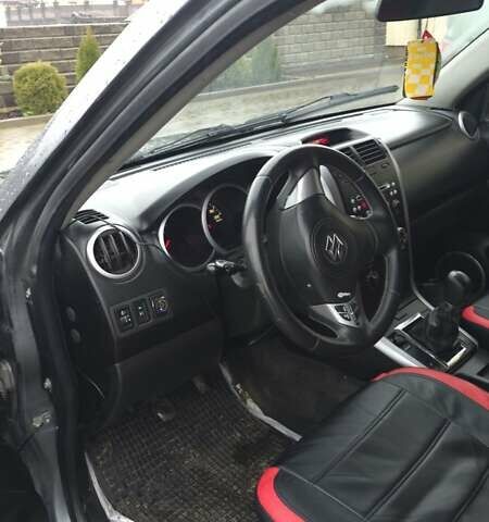 Серый Сузуки Гранд Витара, объемом двигателя 2 л и пробегом 280 тыс. км за 4500 $, фото 3 на Automoto.ua