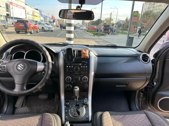 Сірий Сузукі Гранд Вітара, об'ємом двигуна 2 л та пробігом 150 тис. км за 8000 $, фото 5 на Automoto.ua