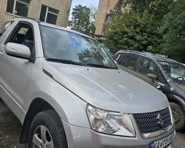 Серый Сузуки Гранд Витара, объемом двигателя 2.4 л и пробегом 200 тыс. км за 8600 $, фото 2 на Automoto.ua