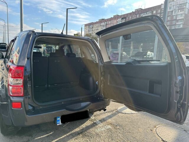 Сірий Сузукі Гранд Вітара, об'ємом двигуна 2 л та пробігом 150 тис. км за 8000 $, фото 6 на Automoto.ua