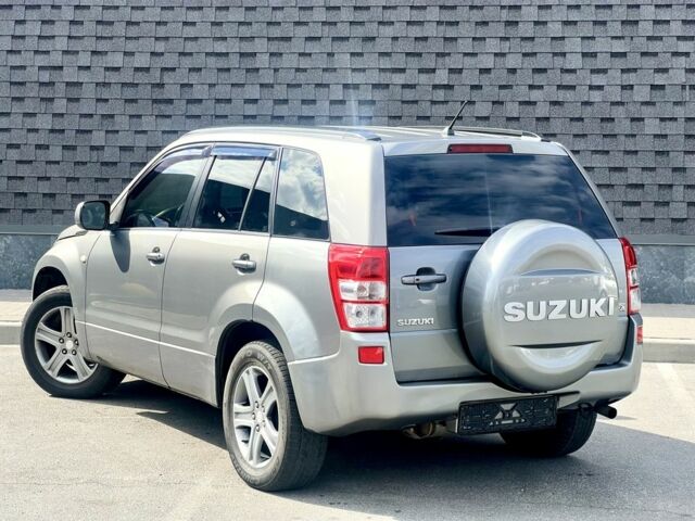 Серый Сузуки Гранд Витара, объемом двигателя 2 л и пробегом 180 тыс. км за 7800 $, фото 2 на Automoto.ua