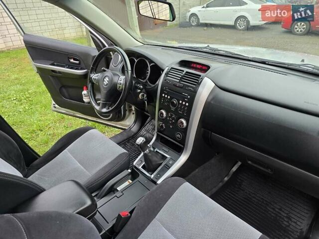 Сірий Сузукі Гранд Вітара, об'ємом двигуна 2 л та пробігом 163 тис. км за 3950 $, фото 29 на Automoto.ua