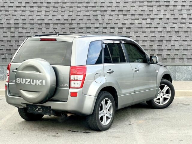 Серый Сузуки Гранд Витара, объемом двигателя 2 л и пробегом 180 тыс. км за 7800 $, фото 3 на Automoto.ua