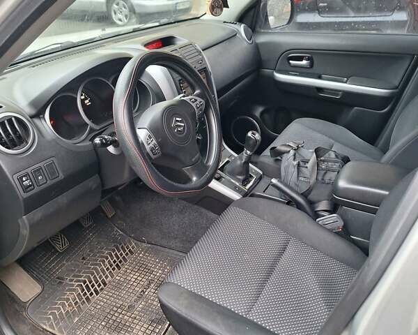 Серый Сузуки Гранд Витара, объемом двигателя 2 л и пробегом 250 тыс. км за 7199 $, фото 3 на Automoto.ua