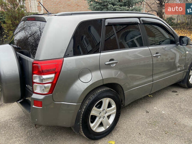 Серый Сузуки Гранд Витара, объемом двигателя 2 л и пробегом 231 тыс. км за 7800 $, фото 3 на Automoto.ua