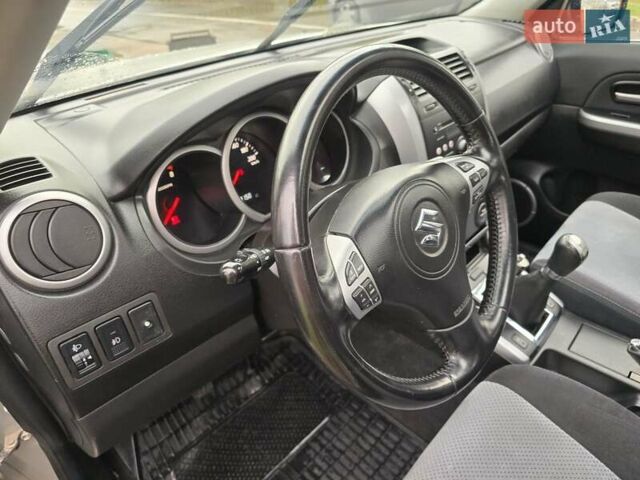 Сірий Сузукі Гранд Вітара, об'ємом двигуна 2 л та пробігом 163 тис. км за 3950 $, фото 22 на Automoto.ua