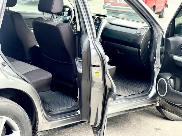 Серый Сузуки Гранд Витара, объемом двигателя 2 л и пробегом 180 тыс. км за 7800 $, фото 7 на Automoto.ua