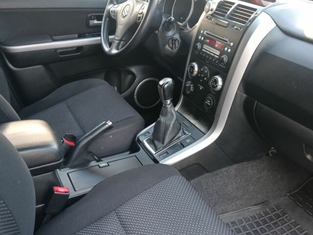 Серый Сузуки Гранд Витара, объемом двигателя 2 л и пробегом 130 тыс. км за 7300 $, фото 5 на Automoto.ua