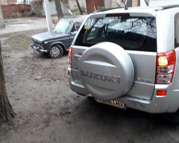 Серый Сузуки Гранд Витара, объемом двигателя 2.39 л и пробегом 186 тыс. км за 8500 $, фото 2 на Automoto.ua