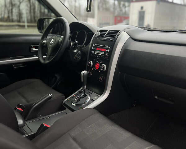 Сірий Сузукі Гранд Вітара, об'ємом двигуна 2.4 л та пробігом 200 тис. км за 7600 $, фото 9 на Automoto.ua