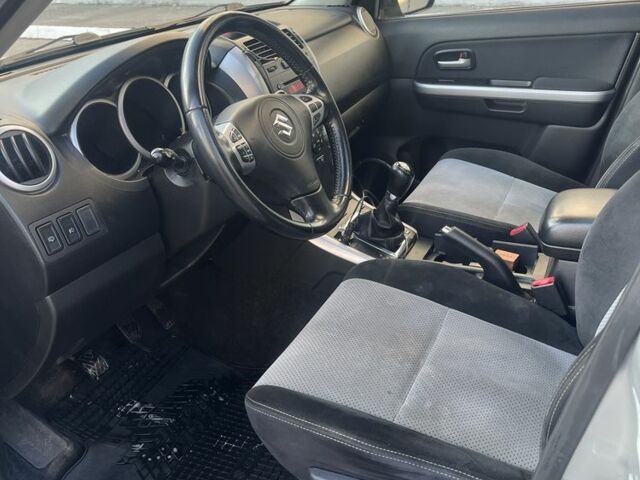 Сірий Сузукі Гранд Вітара, об'ємом двигуна 1.9 л та пробігом 300 тис. км за 3500 $, фото 5 на Automoto.ua