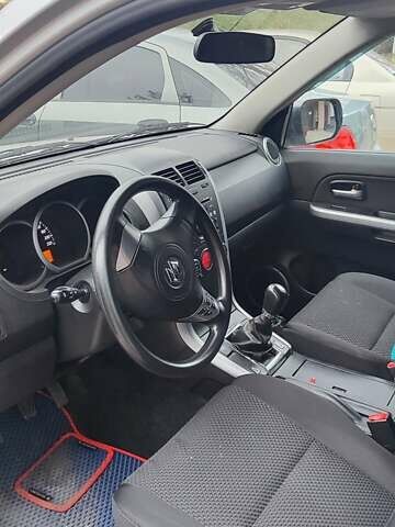 Сірий Сузукі Гранд Вітара, об'ємом двигуна 2.39 л та пробігом 104 тис. км за 8500 $, фото 5 на Automoto.ua