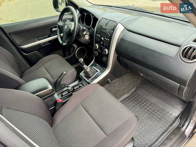 Сірий Сузукі Гранд Вітара, об'ємом двигуна 2.4 л та пробігом 200 тис. км за 8200 $, фото 11 на Automoto.ua