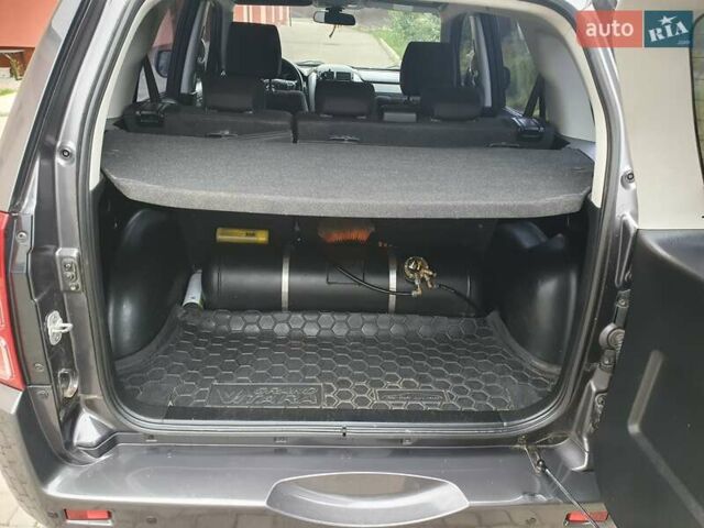 Сузуки Гранд Витара 2010 в Славянске на Automoto.ua Серый Сузуки Гранд Витара, объемом двигателя 2.4 л и пробегом 222 тыс. км за 10000 $, фото 6 на Automoto.ua