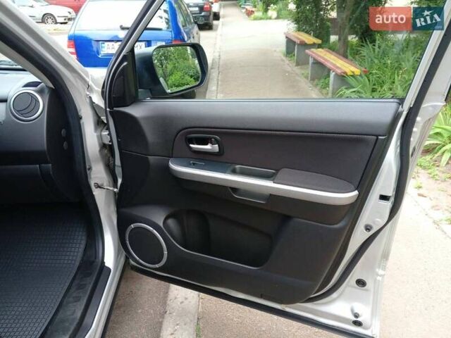 Сузуки Гранд Витара 2011 в Киеве на Automoto.ua Серый Сузуки Гранд Витара, объемом двигателя 2.4 л и пробегом 96 тыс. км за 11087 $, фото 7 на Automoto.ua