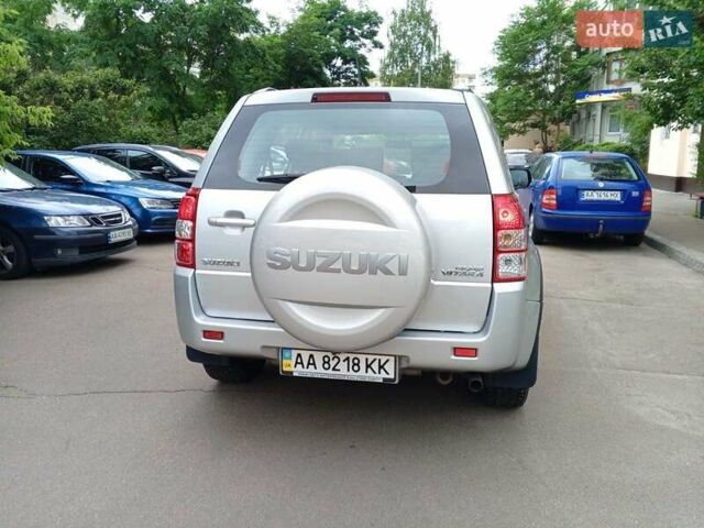 Сузуки Гранд Витара 2011 в Киеве на Automoto.ua Серый Сузуки Гранд Витара, объемом двигателя 2.4 л и пробегом 96 тыс. км за 11087 $, фото 3 на Automoto.ua