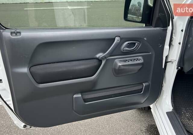 Белый Сузуки Джимни, объемом двигателя 1.3 л и пробегом 81 тыс. км за 9300 $, фото 17 на Automoto.ua