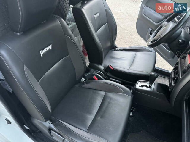 Білий Сузукі Джімні, об'ємом двигуна 1.33 л та пробігом 72 тис. км за 13400 $, фото 24 на Automoto.ua