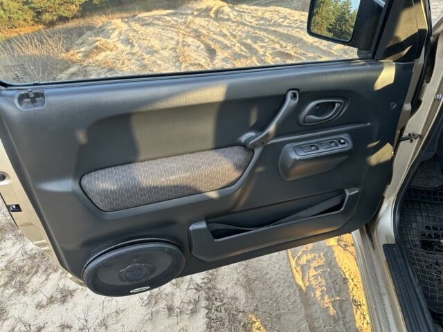 Бежевий Сузукі Джімні, об'ємом двигуна 1.3 л та пробігом 150 тис. км за 8700 $, фото 13 на Automoto.ua