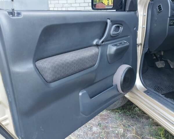 Бежевий Сузукі Джімні, об'ємом двигуна 1.6 л та пробігом 186 тис. км за 9200 $, фото 5 на Automoto.ua