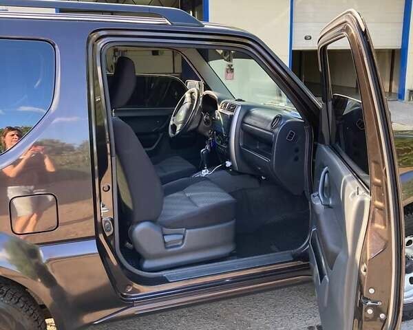 Коричневый Сузуки Джимни, объемом двигателя 1.3 л и пробегом 110 тыс. км за 16000 $, фото 2 на Automoto.ua