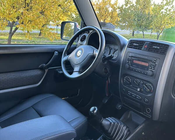 Сузуки Джимни 2006 в Киеве на Automoto.ua Красный Сузуки Джимни, объемом двигателя 1.5 л и пробегом 221 тыс. км за 12000 $, фото 20 на Automoto.ua