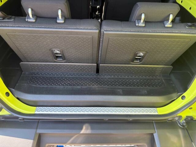 Желтый Сузуки Джимни, объемом двигателя 1.5 л и пробегом 28 тыс. км за 20450 $, фото 10 на Automoto.ua