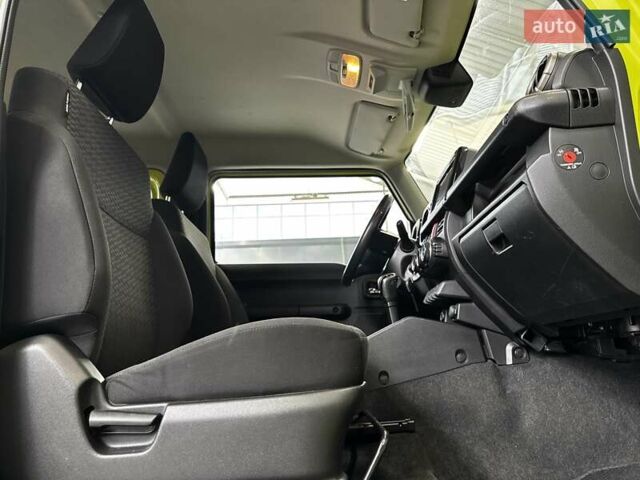 Желтый Сузуки Джимни, объемом двигателя 1.5 л и пробегом 149 тыс. км за 17900 $, фото 49 на Automoto.ua