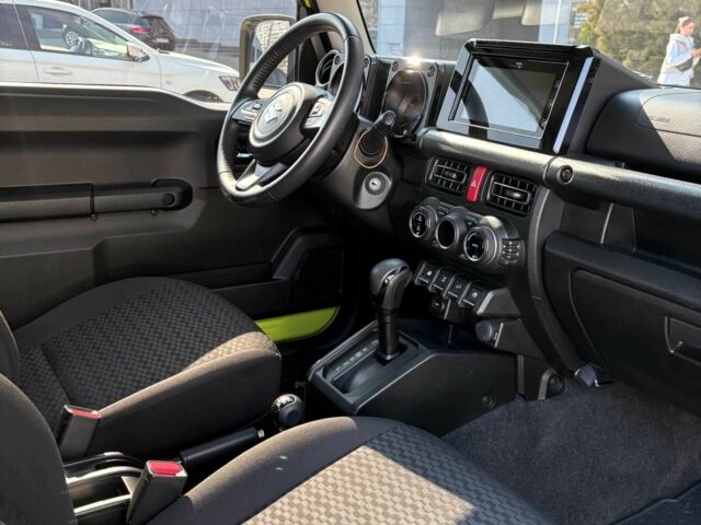 Желтый Сузуки Джимни, объемом двигателя 1.5 л и пробегом 28 тыс. км за 20450 $, фото 4 на Automoto.ua