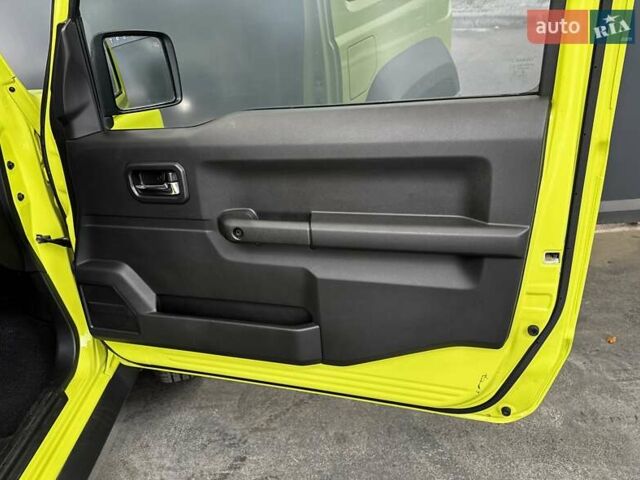 Желтый Сузуки Джимни, объемом двигателя 1.5 л и пробегом 149 тыс. км за 17900 $, фото 54 на Automoto.ua