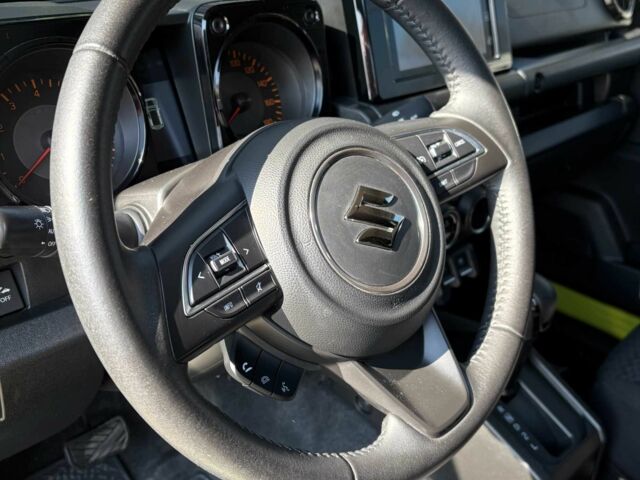 Желтый Сузуки Джимни, объемом двигателя 1.5 л и пробегом 28 тыс. км за 20450 $, фото 19 на Automoto.ua