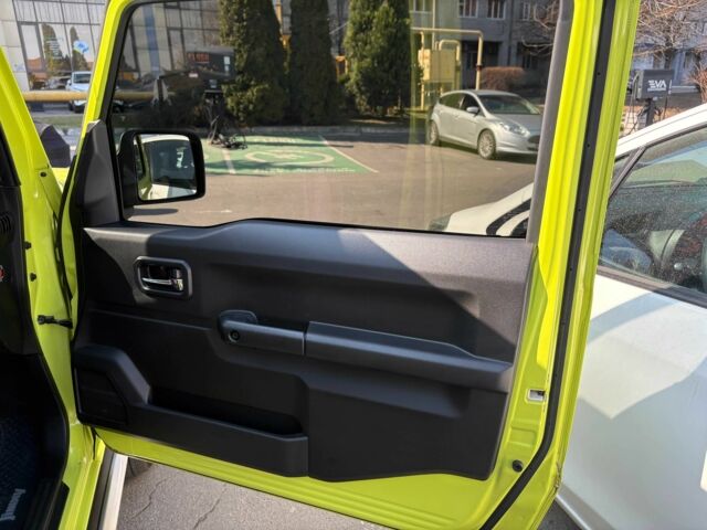 Желтый Сузуки Джимни, объемом двигателя 1.5 л и пробегом 28 тыс. км за 20450 $, фото 5 на Automoto.ua