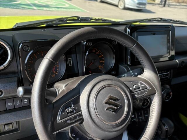 Желтый Сузуки Джимни, объемом двигателя 1.5 л и пробегом 28 тыс. км за 20450 $, фото 14 на Automoto.ua