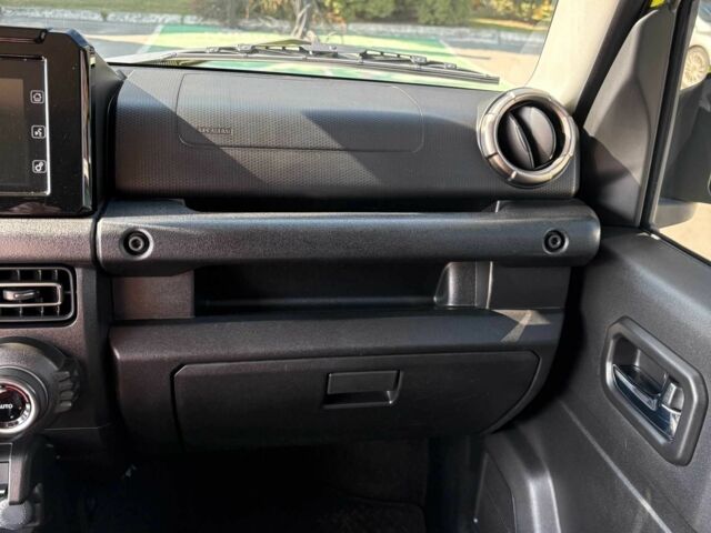 Желтый Сузуки Джимни, объемом двигателя 1.5 л и пробегом 28 тыс. км за 20450 $, фото 15 на Automoto.ua