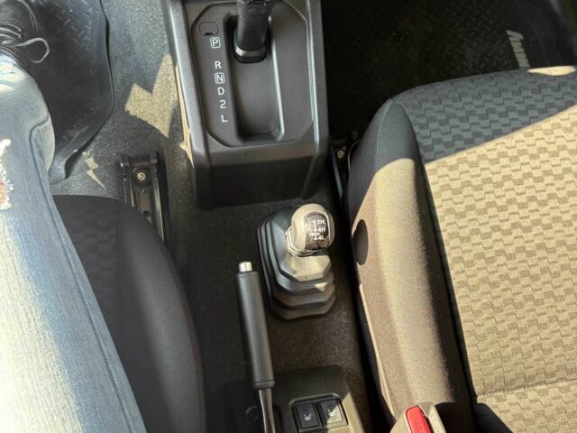 Желтый Сузуки Джимни, объемом двигателя 1.5 л и пробегом 28 тыс. км за 20450 $, фото 16 на Automoto.ua