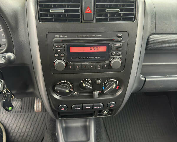 Сузукі Джімні 2013 у Харкові на Automoto.ua Сірий Сузукі Джімні, об'ємом двигуна 1.4 л та пробігом 38 тис. км за 10500 $, фото 16 на Automoto.ua