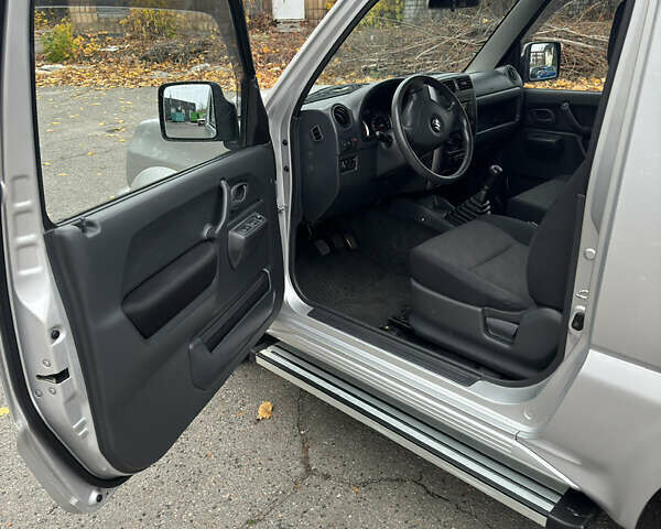 Сузукі Джімні 2013 у Харкові на Automoto.ua Сірий Сузукі Джімні, об'ємом двигуна 1.4 л та пробігом 38 тис. км за 10500 $, фото 13 на Automoto.ua