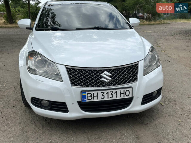 Белый Сузуки Кизаши, объемом двигателя 2.39 л и пробегом 169 тыс. км за 9500 $, фото 7 на Automoto.ua
