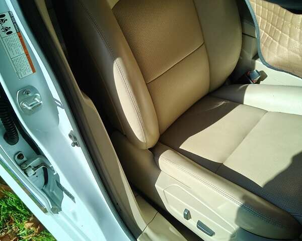 Белый Сузуки Кизаши, объемом двигателя 2.39 л и пробегом 225 тыс. км за 7700 $, фото 8 на Automoto.ua