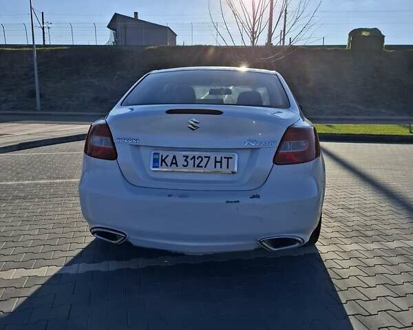 Белый Сузуки Кизаши, объемом двигателя 2.39 л и пробегом 269 тыс. км за 6400 $, фото 5 на Automoto.ua