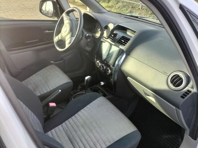 Белый Сузуки СХ4, объемом двигателя 1.6 л и пробегом 115 тыс. км за 7000 $, фото 2 на Automoto.ua