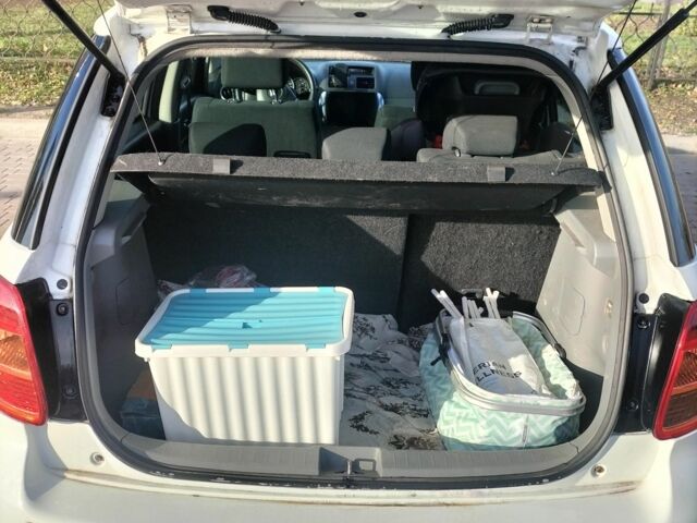 Белый Сузуки СХ4, объемом двигателя 1.6 л и пробегом 115 тыс. км за 7000 $, фото 3 на Automoto.ua