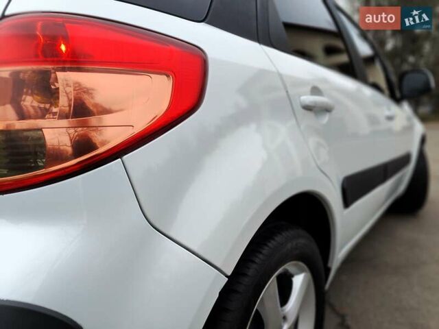 Белый Сузуки СХ4, объемом двигателя 1.6 л и пробегом 192 тыс. км за 5490 $, фото 16 на Automoto.ua