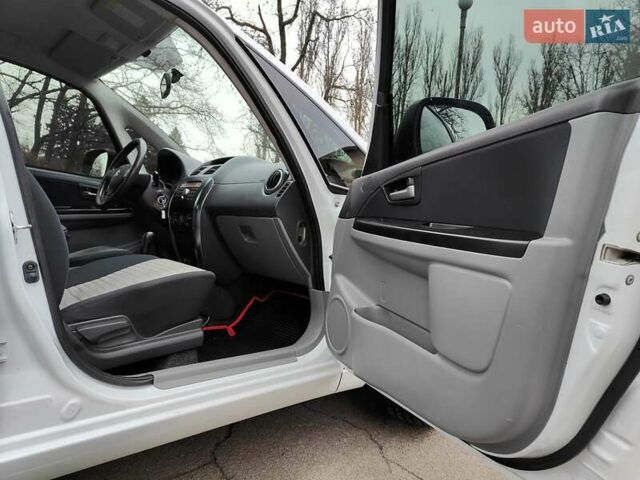 Белый Сузуки СХ4, объемом двигателя 1.6 л и пробегом 192 тыс. км за 5490 $, фото 44 на Automoto.ua